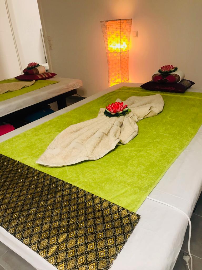Vorbereitete Massageliege